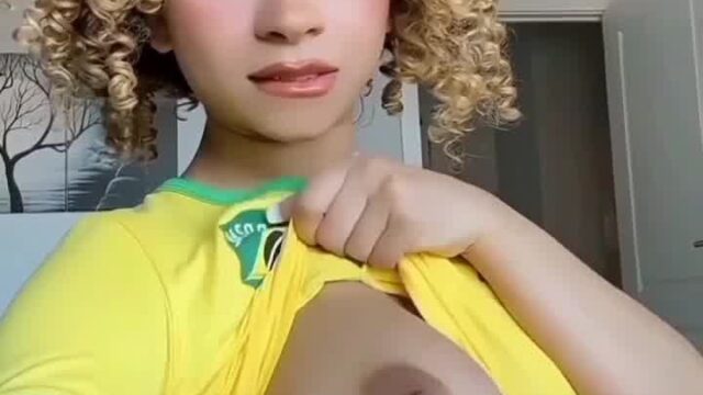 Kiara Peach Nude shows off beautiful topless!!!